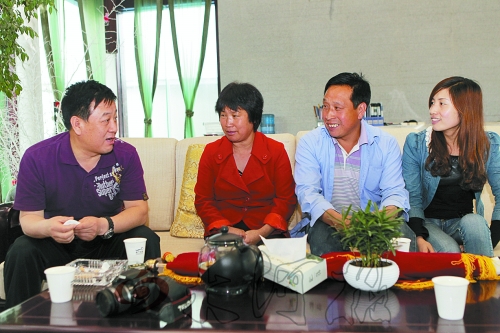 網(wǎng)友“奇石頑童”與牛松玲、郭新成夫婦