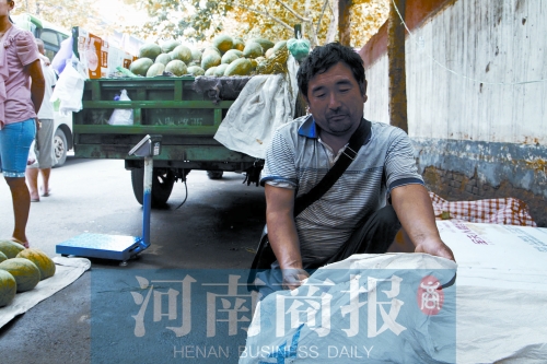 錢包就裝在這個編織袋里，枕在老陳頭下，沒想到還是被偷走了 實習生 唐韜/攝