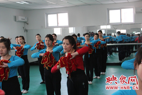 舞蹈室里，張巧英正在糾正學(xué)生的舞蹈動作