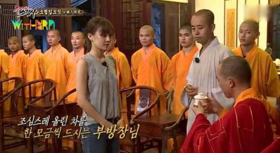 圖為具荷拉向方丈奉茶。