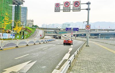 12月18日，本報記者駕車經過江北嘴千廝門大橋匝道附近道路和財信廣場旁支路體驗時，收音機里能聽到神秘的路況提示音。本報記者