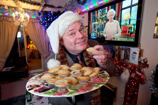 病態(tài)！英男子連續(xù)22年每日過圣誕耗資2千萬元