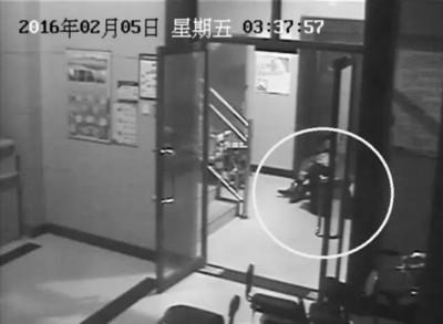 小區(qū)監(jiān)控視頻截圖，兩人一坐一跪竟聊了十多分鐘。