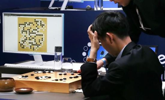 復(fù)盤階段李世石也在不停撓頭。