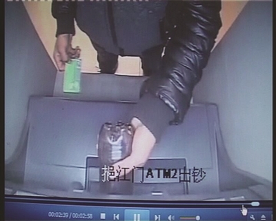 男子將可樂倒進取款機。