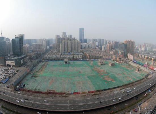 2016年4月，經(jīng)過持續(xù)攻堅(jiān)，親賢社區(qū)西北片區(qū)的拆遷工作基本告一段落，但在鋪設(shè)了防塵綠網(wǎng)的空地中，至今仍有3戶居民選擇了“堅(jiān)守”。(拍攝：2016年4月4日)