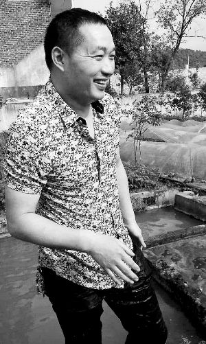 救出小孩上后，楊文利一身糞水。