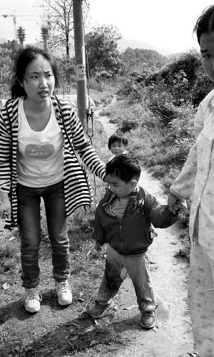 獲救小孩及其母親段曉霞。