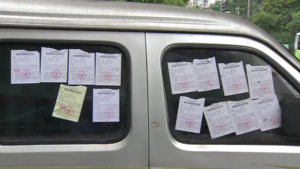 面包車上滿滿貼了14張罰單。