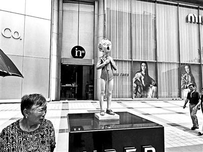 王府井in88購物中心西側，“小男孩”下半身衣不遮體