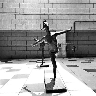 常營長楹龍湖天街樓下，“年輕女孩”胸部暴露