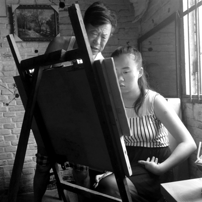 　女兒畫畫，父親在一旁指導(dǎo)