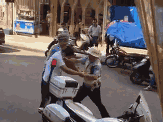 嫌疑男子涉嫌無(wú)證駕駛摩托車(chē)，且車(chē)輛違規(guī)加裝遮陽(yáng)傘并在行駛時(shí)不戴安全頭盔，辱罵毆打執(zhí)法交警。 本文圖片均來(lái)自 廣西梧州在線警務(wù)