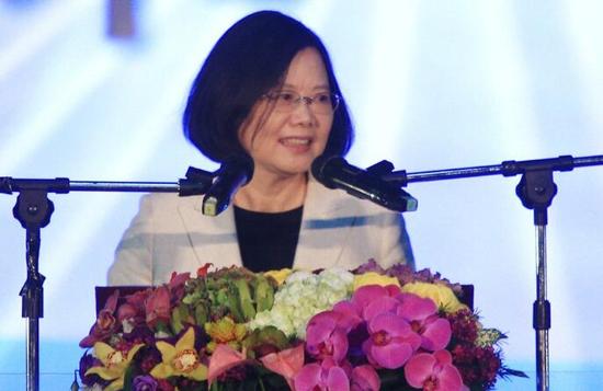 蔡英文向教師溫情喊話教師嗆：太晚了?。▓D片來源：臺(tái)灣《聯(lián)合報(bào)》）