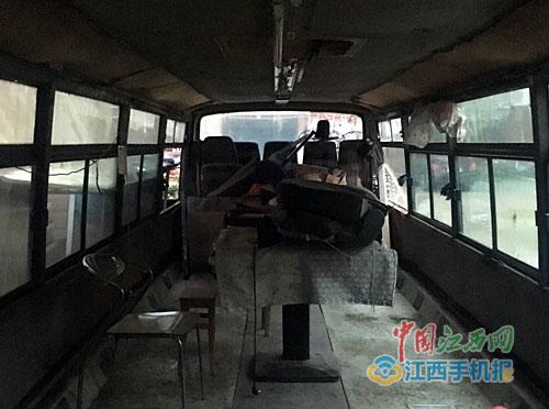 報(bào)廢大巴停綠化帶上 車內(nèi)居然還開(kāi)起了麻將桌