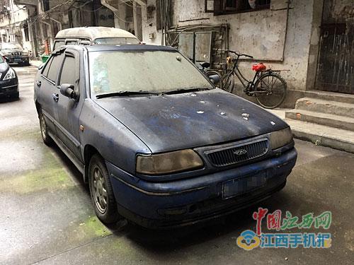 報(bào)廢大巴停綠化帶上 車內(nèi)居然還開(kāi)起了麻將桌