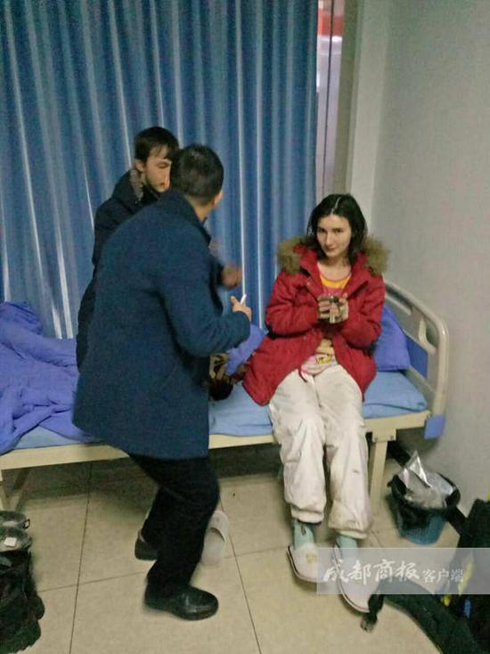 王利鑫說，醫(yī)院工作人員考慮到他們遠(yuǎn)道而來，于是給他們倒上熱水，并試圖打手勢交流。但費(fèi)了好大勁，也沒辦法搞明白對方的情況，只好向社區(qū)民警求助。翠屏區(qū)西城派出所兩位民警迅速趕到，但雙方仍然語言不通，無法交流。民警見兩名年輕人并無惡意，只好離開了。折騰到晚上10點(diǎn)左右，還是沒辦法溝通。而醫(yī)院作為醫(yī)療機(jī)構(gòu)，又不能留宿不明來歷的外國人。王利鑫只好帶著懂英語的女婿趕到，交流得知對方是一對來自俄羅斯的小夫妻。“他們說到中國‘窮游’，打算從成都到昆明，結(jié)果坐順風(fēng)車來到了宜賓，卻沒錢住賓館?！蓖趵胃嬖V成都商報客戶端記者，兩個年輕人不懂漢語，正好看到中山醫(yī)院標(biāo)識，就闖進(jìn)來打算求宿一晚。