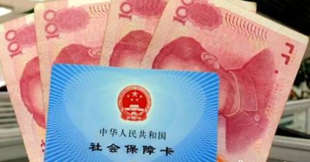 從今年1月1日開始，原有的失業(yè)保險費率是1.5%的有22個省份，包括新疆生產建設兵團，可以在確保失業(yè)保險金按時足額發(fā)放、穩(wěn)崗補貼順利實施的基礎上，可以降低0.5個百分點。個人的費率不超過單位的費率。