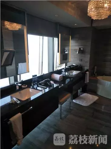 何女士表示無意中看到淋浴間外側(cè)的玻璃映射出幾個人影。