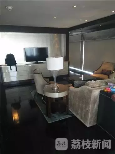 何女士稱當(dāng)時自己正在換衣服，順眼看了一下窗外，就看到了幾個人影，其中一個人拿著手機(jī)，三個男的朝這邊望。何女士表示，剛開始還以為是出現(xiàn)了幻覺，后來發(fā)現(xiàn)，玻璃中的映射人影就是隔壁房間的住客。