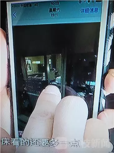 酒店前廳負(fù)責(zé)人李經(jīng)理：我們?nèi)ピ儐栠^，警察也詢問過，警察有錄音，他說他沒有錄像，第一個人說肯定沒有錄像，第二個人沒有口頭保證。對于何女士反映的晚間玻璃外墻變成“鏡子”反光的情況子。負(fù)責(zé)人表示，在客人入住酒店的時候，酒店工作人員一般會對客人進(jìn)行提醒，要求客人將房間的窗紗全部關(guān)閉，不過這一說法卻遭到了何女士的否認(rèn)。酒店前廳負(fù)責(zé)人李經(jīng)理稱，這個雙層玻璃的設(shè)計是環(huán)保設(shè)計，冬暖夏涼，如果是單層冬天會非常冷。