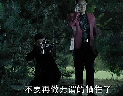 《人民的名義》原著小說(shuō)有這么一段：趙瑞龍要找殺手殺了侯亮平，結(jié)果趙瑞龍的三姐發(fā)話：侯亮平要是死了趙瑞龍也要死!這就說(shuō)明了大boss趙立春沒(méi)把握在侯死后的各方反應(yīng)中護(hù)住兒子趙瑞龍，因此，這就告訴了讀者，侯亮平的背景絕對(duì)不比趙立春差!