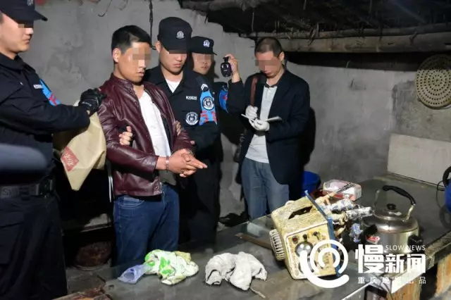 重慶曝光抓捕毒販視頻 民警拔槍一對(duì)四誰慢誰死