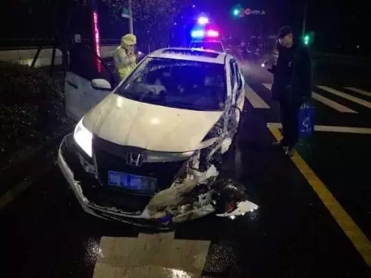 今天凌晨，杭州一對環(huán)衛(wèi)工夫婦被車撞進錢塘江