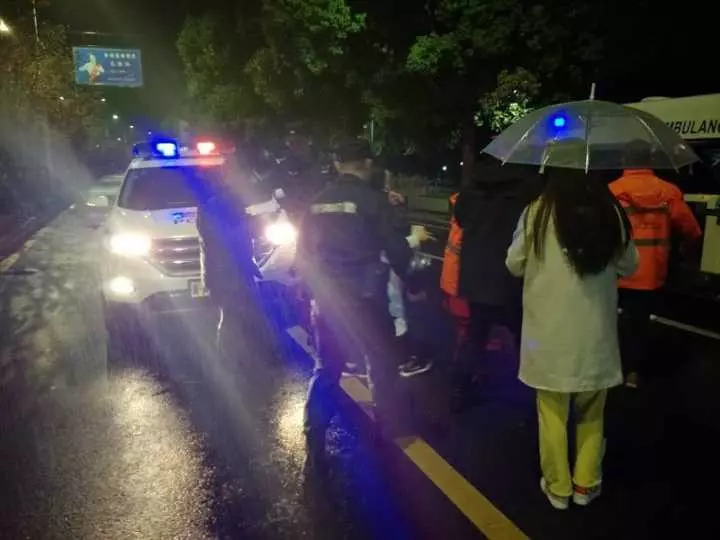 今天凌晨，杭州一對環(huán)衛(wèi)工夫婦被車撞進錢塘江