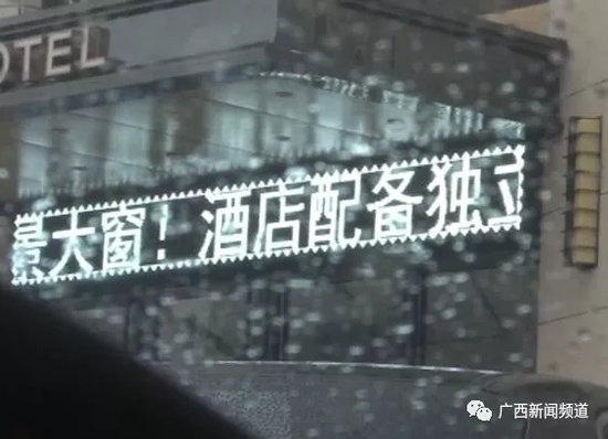 于是，民警將這一情況匯報(bào)給指揮中心，請求120醫(yī)護(hù)人員到達(dá)現(xiàn)場急救。