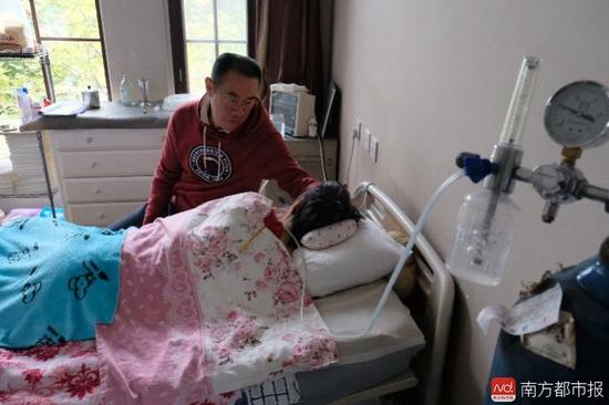 氧氣的轟隆聲，一刻不停地在這個家里“吵”了九年多。（羅逸爵 攝）