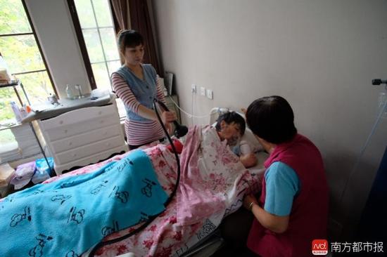 每次排痰，張津華就會癲癇發(fā)作，這是她腦部僅有的電信號。（羅逸爵 攝）