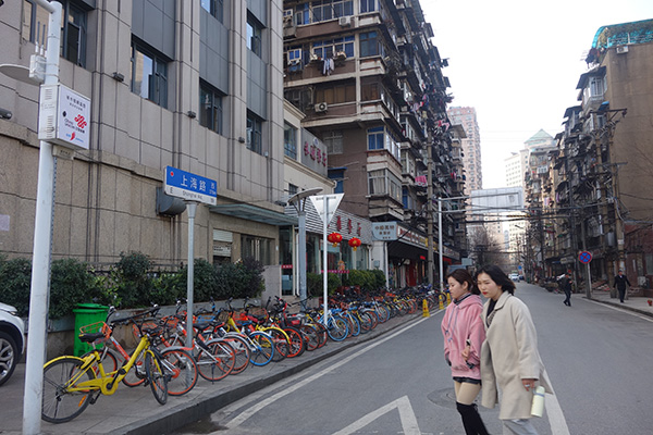 上海路的兩邊，大多是一些老房子。