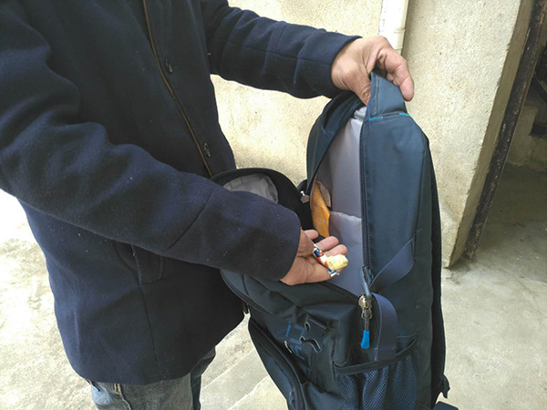 羅正宇的藍色背包，只剩下一塊錢和一顆大白兔奶糖。