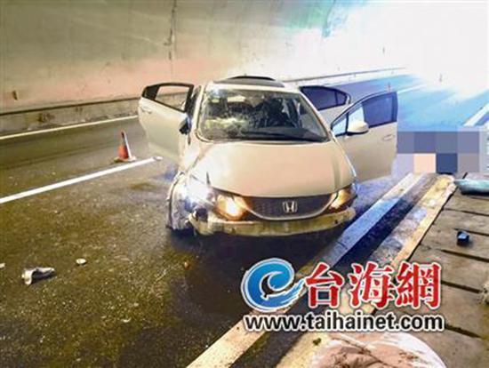 小車在龍巖高速隧道內翻車，擋風玻璃脫落。 臺海網 圖