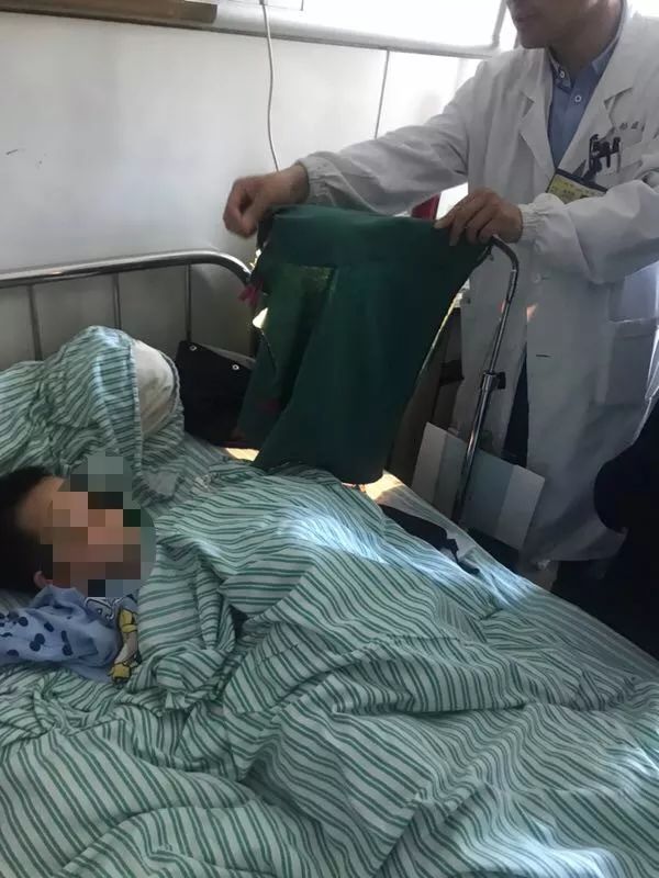 嚇哭！6歲男孩被夾斷手指 罪魁禍?zhǔn)拙故切７? oldsrc=