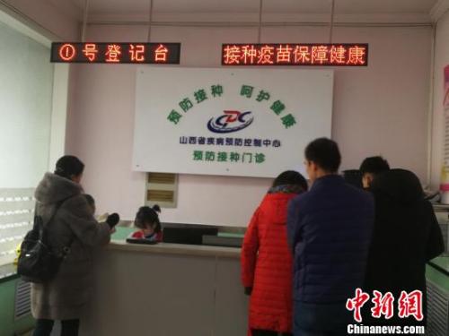 當(dāng)日，山西省疾病預(yù)防控制中心門診部擠滿了前來接種和咨詢四價宮頸癌疫苗的女性。 范麗芳 攝