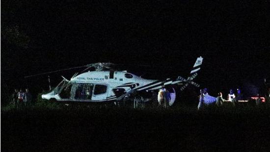 直升機(jī)護(hù)送被救少年。（圖：路透社）