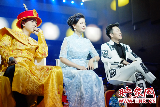 當晚產生的冠亞軍，陳琨（中）、劉雯（右）、郭嘉寧