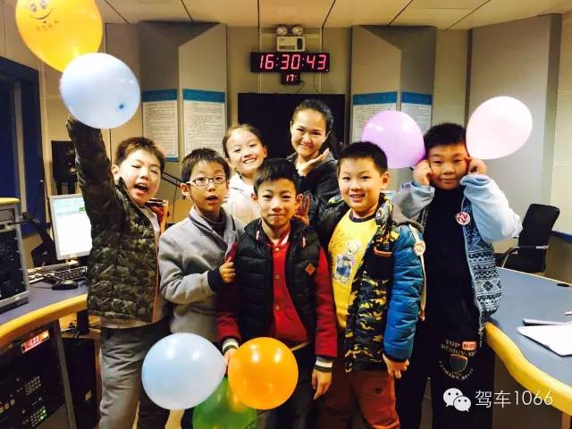 我們不光要成為銀行家，還要當主持人！跟著子楊姐姐參觀河南電臺直播間！