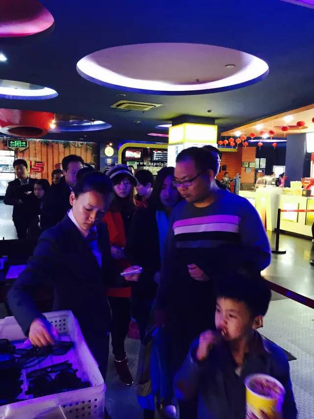 小朋友吃的好香??！爆米花和電影真是絕配喲