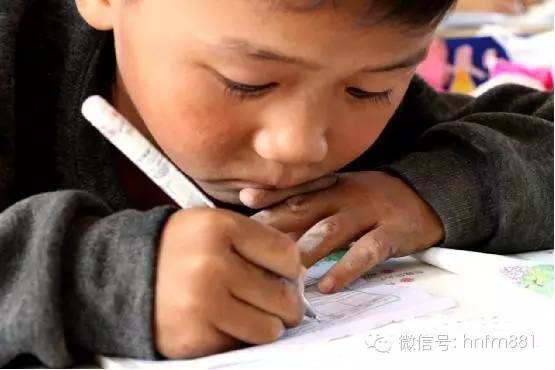 小手黑黑的，像是很少洗