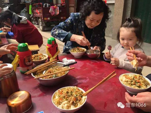 據(jù)說(shuō)手搟面和柴雞蛋更配哦！