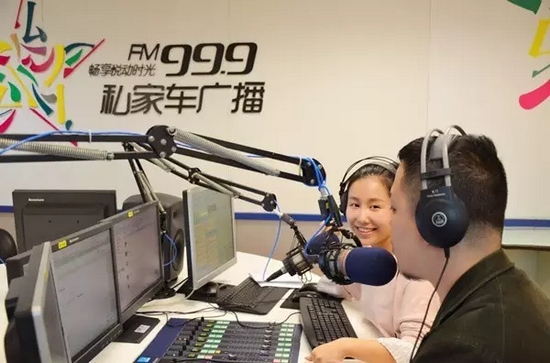 美女嘉賓來做客直播間，麥姐看莫非的眼神，嘖嘖，愛一個人是什么感覺？