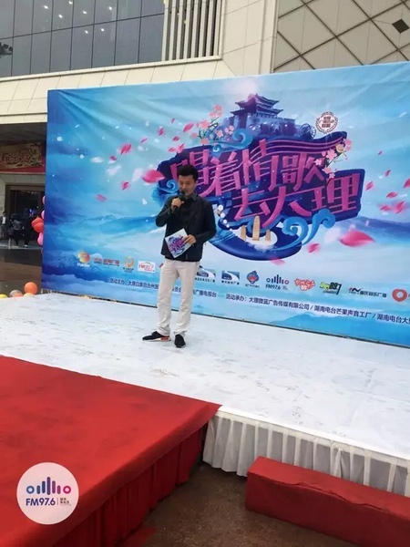 路飛冒雨主持，心中火熱的根本不需要雨傘啦！