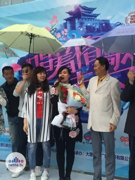 海波瞞著妻子，請來妻子的家人，耿梅驚喜感動，喜極而泣~