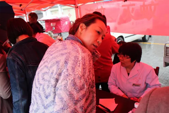 了解到有老人看病不方便，河南電臺(tái)1074綠色頻道活動(dòng)小組欒老師將醫(yī)生請(qǐng)到老人身邊，親自為她診斷。