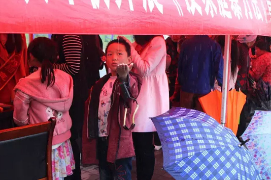 因?yàn)橛晗碌奶螅∧泻⑼嫫鹆私铀螒颉? oldsrc=