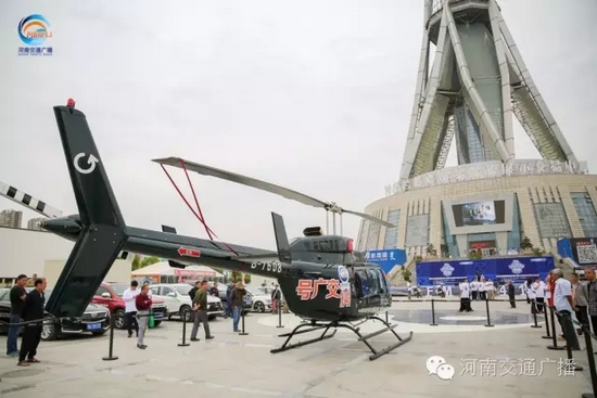 張貼著愛心助考車貼的“交廣號”直升機也同時起飛，共同開啟了今年的愛心助考之旅。