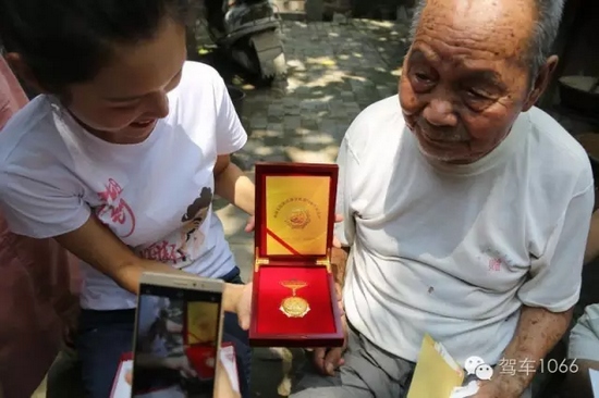 老兵聽不到我們在說什么，今年98了。